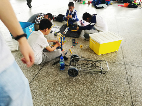 現(xiàn)代創(chuàng)新創(chuàng)客程序工業(yè)機(jī)器人