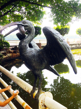 鵜鶘捕魚雕塑