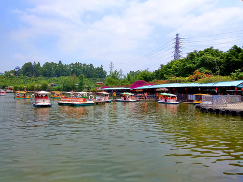 游船碼頭 公園游艇 湖面藍(lán)天