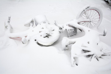 白雪覆蓋自行車