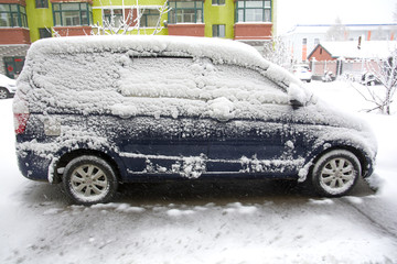 白雪覆蓋汽車(chē)