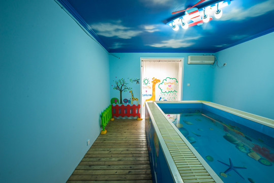 嬰兒游泳館