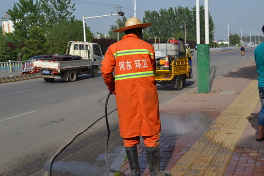 人與水壓力清洗機清洗人行道