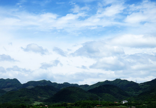 藍天白云遠山