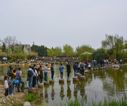 公園過河的游客