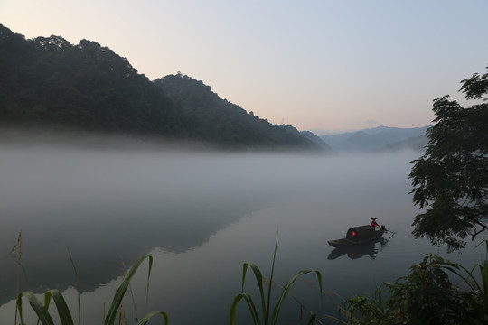 霧中的小船