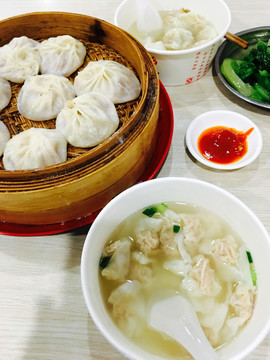 餛鈍灌湯包