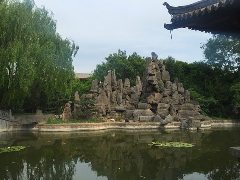 湖邊假山