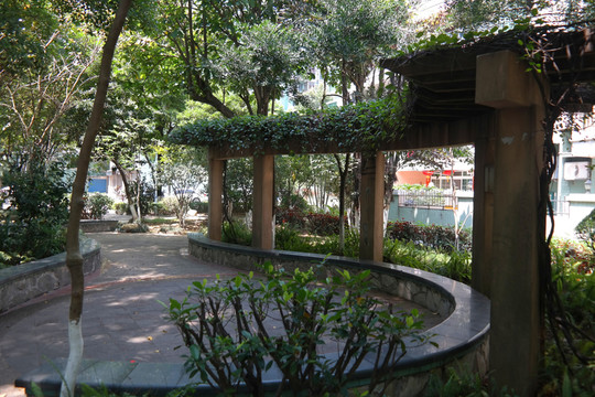 疊翠苑小區(qū)炮竹花圃柱欄