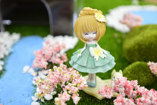 花園里的小女孩