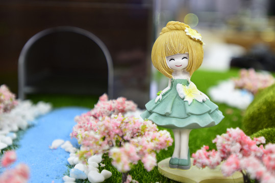 花園里的小女孩