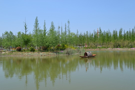 湖中小舟