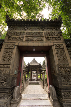 高大的連三門(mén)