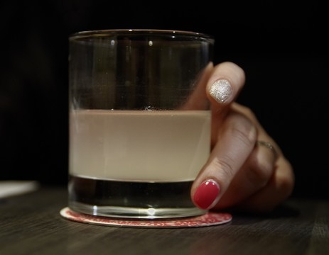 女人的手和酒杯