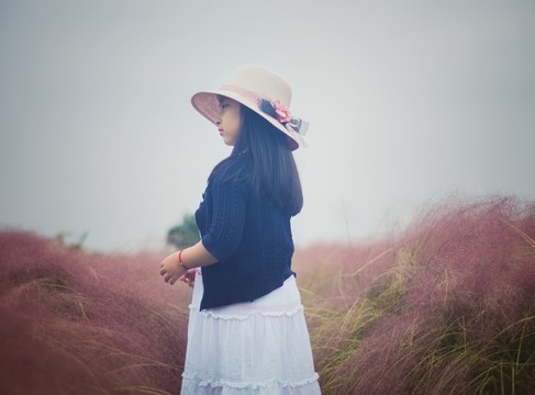 花海里的少女