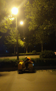 路燈下的環(huán)衛(wèi)工人