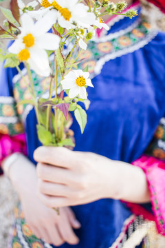 手捧鮮花的少女
