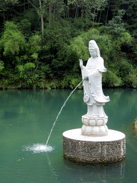 南昆山湖中觀音雕像