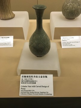 青釉刻花牡丹紋玉壺春瓶