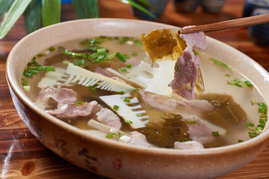 酸菜苦筍肉片湯
