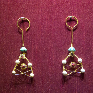 鑲珠寶金耳環(huán)