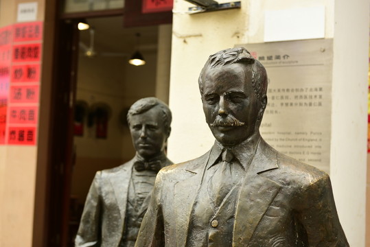 普仁雕像
