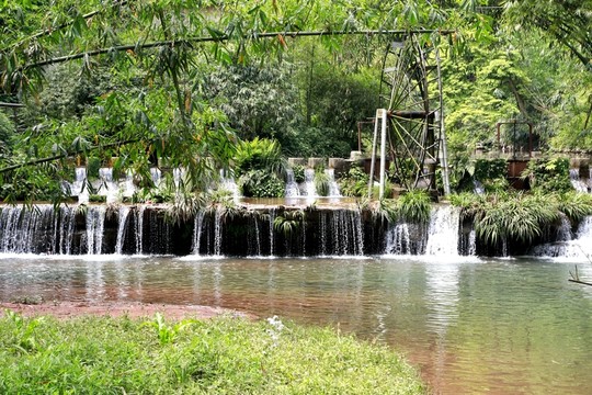 瀑布 山泉 泉水 溪流 水花