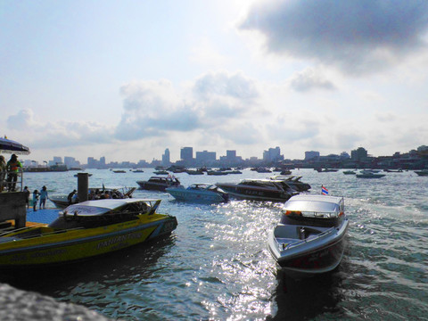 海岸邊的游艇