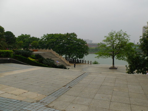 江邊休閑廣場(chǎng)