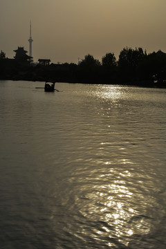 夕陽下的湖泊