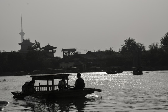 夕陽(yáng)下的游船
