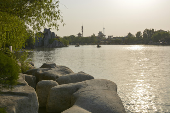 夕陽園林湖泊