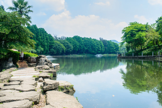 湖岸石板路
