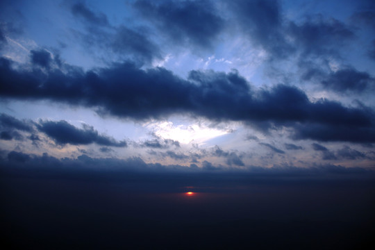 云層中最后的夕陽