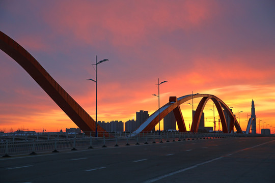 夕陽(yáng)下的海拉爾天驕大橋