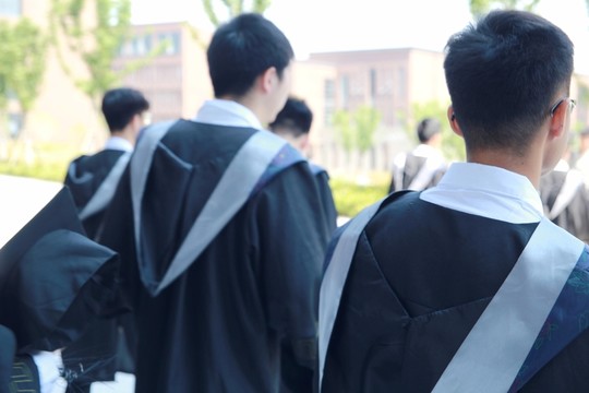 穿學士服的大學畢業(yè)生