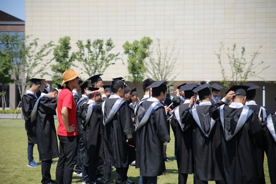 穿學(xué)士服的大學(xué)畢業(yè)生
