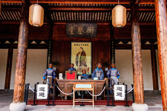 古考場官員監(jiān)考
