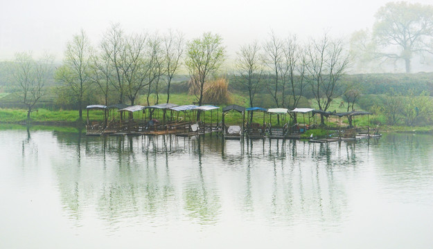 水墨河岸風(fēng)光