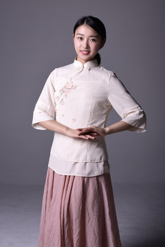 做請(qǐng)安動(dòng)作的中式美女