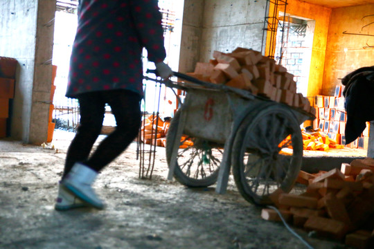 建筑工地女工  運磚頭