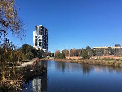 景觀湖邊的高端公寓
