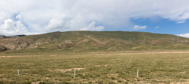 高原 群山 電線桿