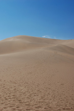 敦煌鸣沙山月牙泉风景区