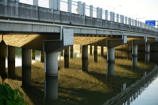 橋 橋墩光影