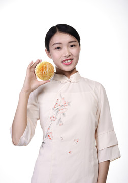 展示月餅的女人