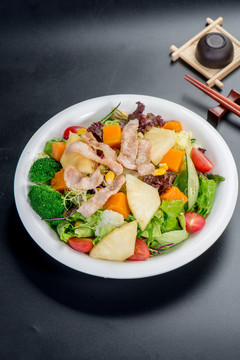 碳烤豬頸肉沙拉