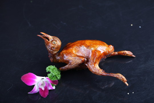 原只吊燒乳鴿