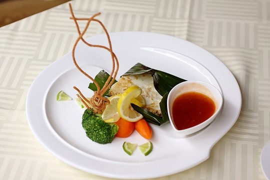 烤蕉葉銀雪魚酸辣汁