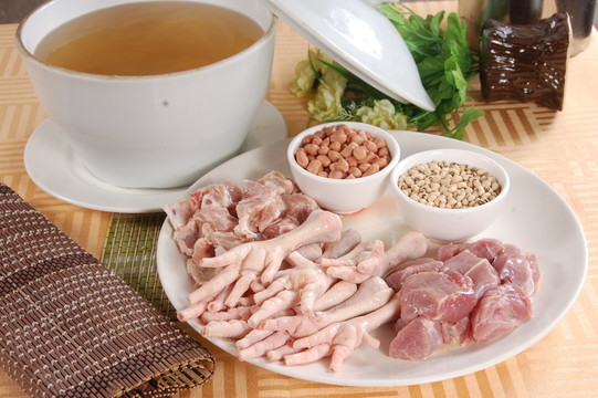 瘦肉鳳爪煲花生薏米